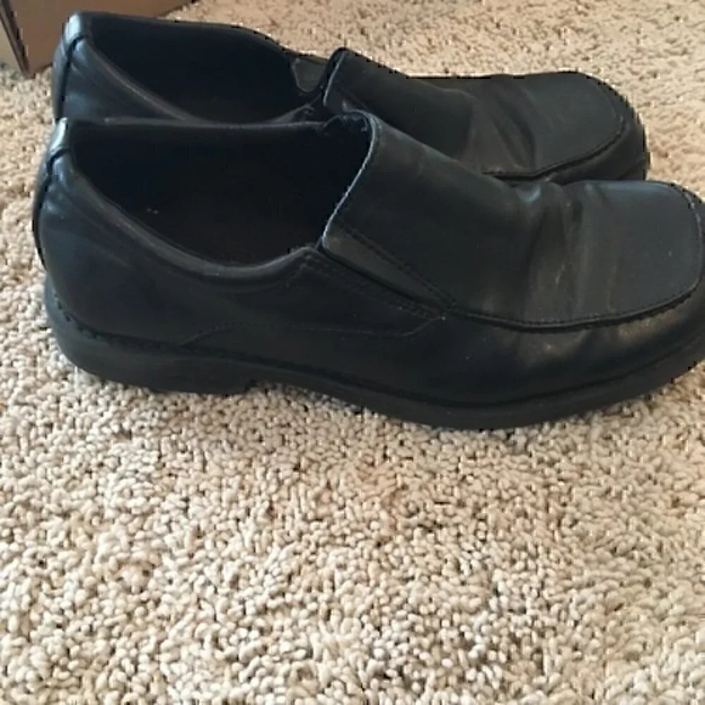 Boys size 2.5 black dress shoes